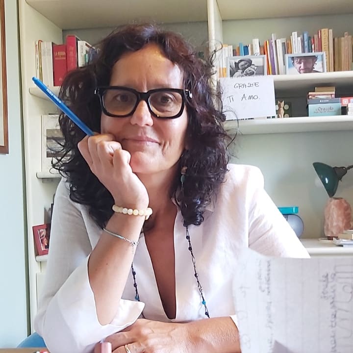 Cecilia Fazioli alla scrivania del suo studio, con una matita in mano